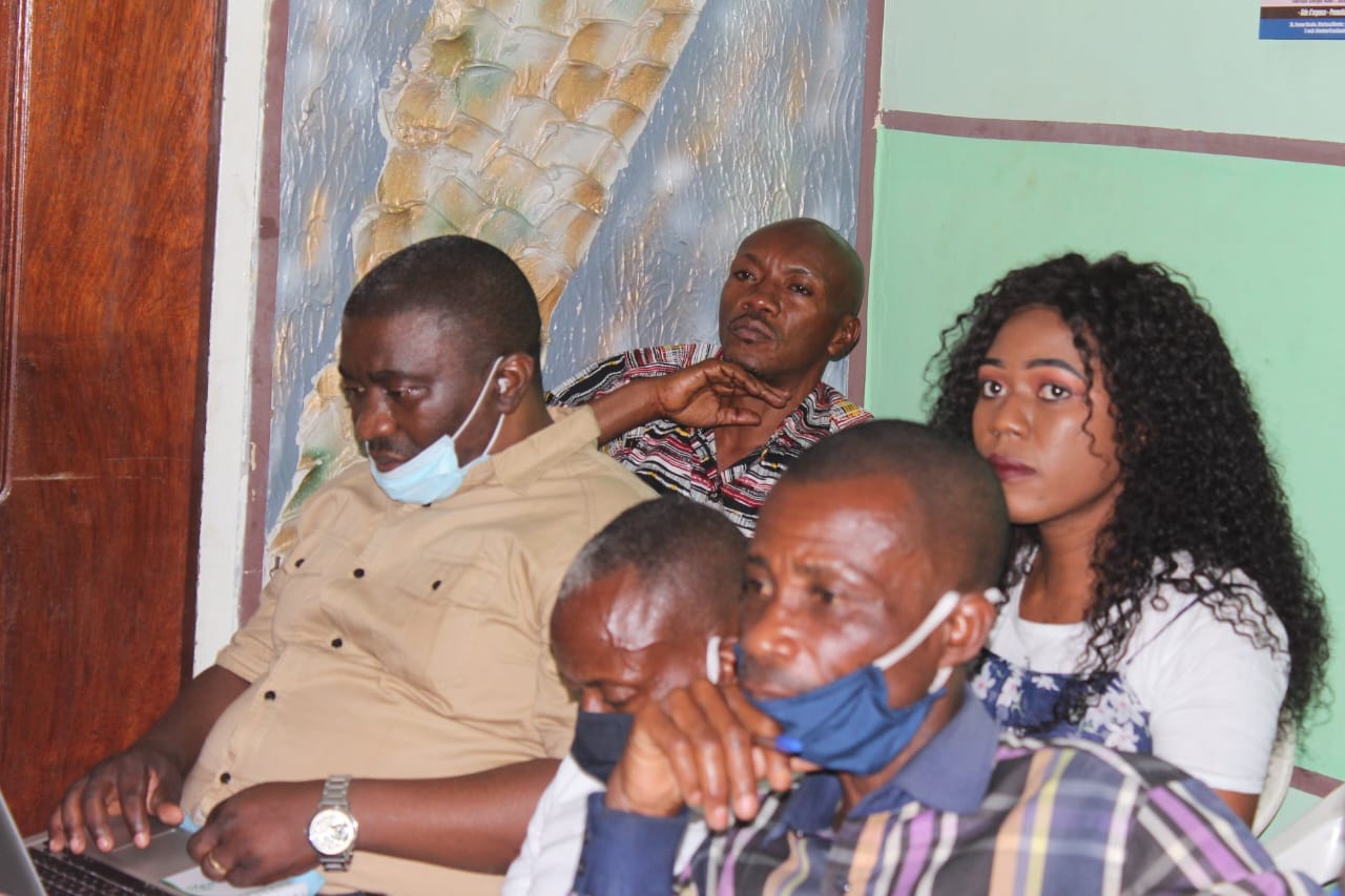 Participants suivant attentivement une session de travail dans les locaux de la LINAPYCO