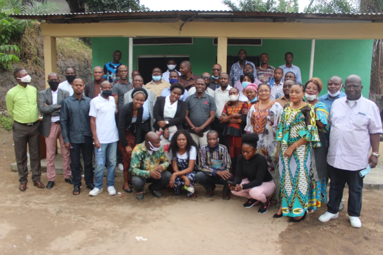 Photo de groupe des participants à un atelier organisé par la LINAPYCO