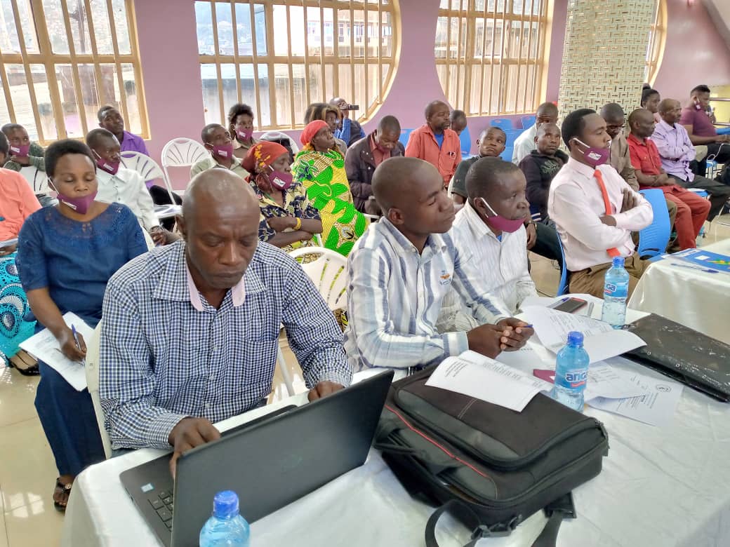 Participants suivant attentivement un atelier communautaire
